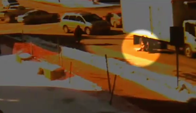 Xe tai keo xe day, tre 4 thang tuoi thoat chet hinh anh