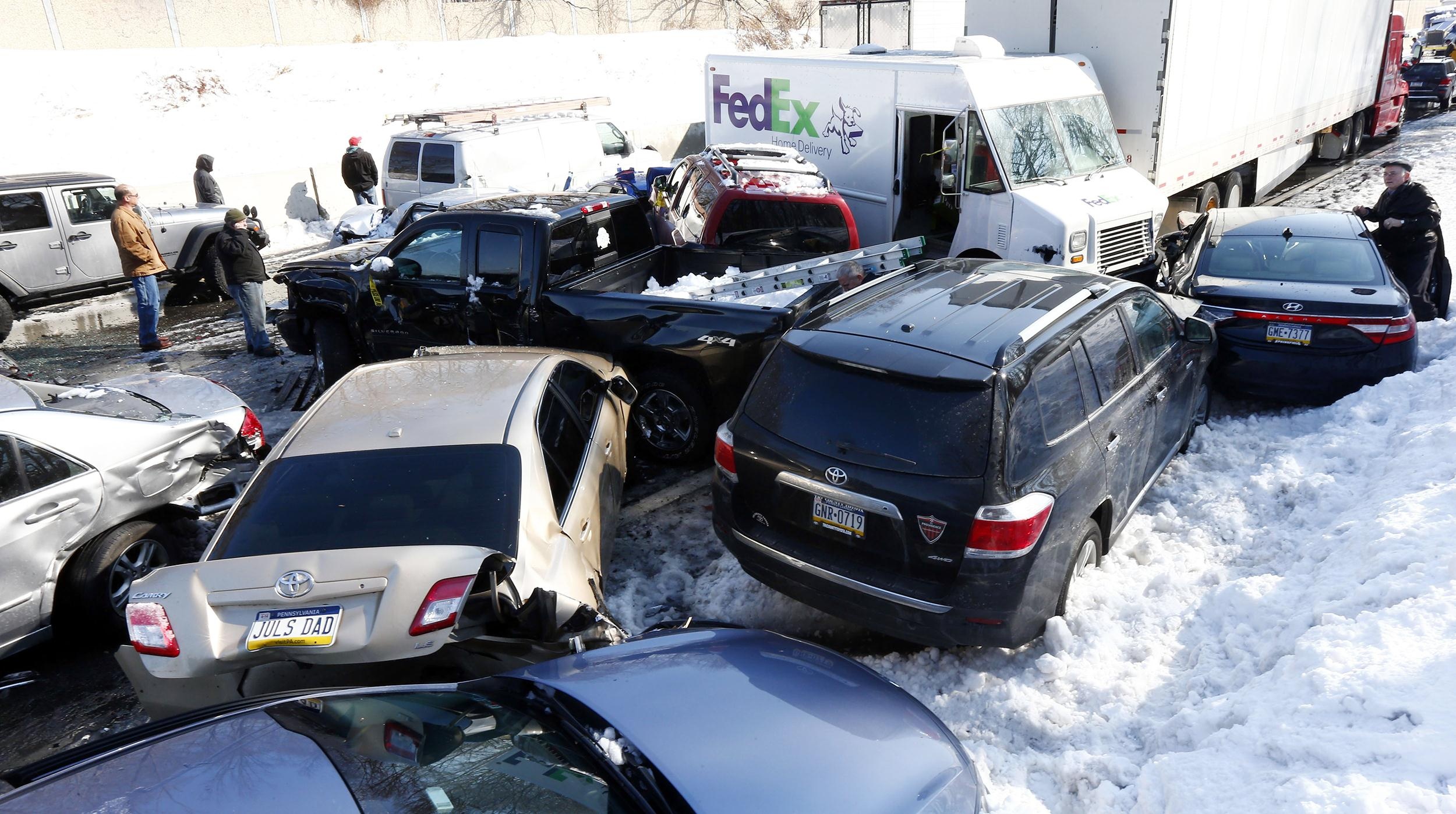 Hon 100 xe dam nhau tren xa lo My hinh anh