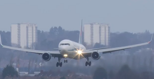 Pha ha canh day kich tinh cua may bay cho khach hinh anh