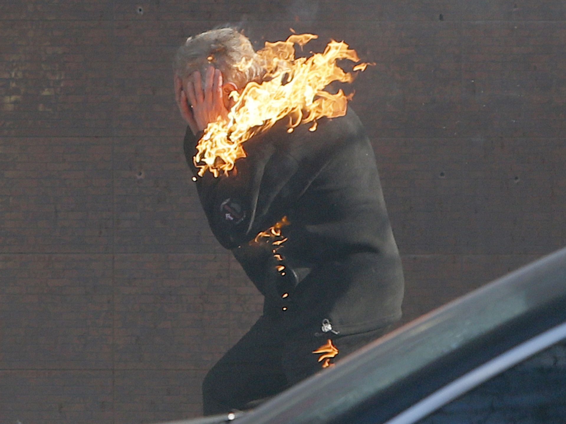 Nguoi bieu tinh, canh sat Ukraina bien thanh duoc song hinh anh