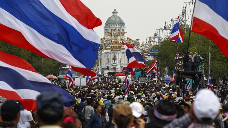 Nong dan Thai bao vay toa nha chinh phu hinh anh