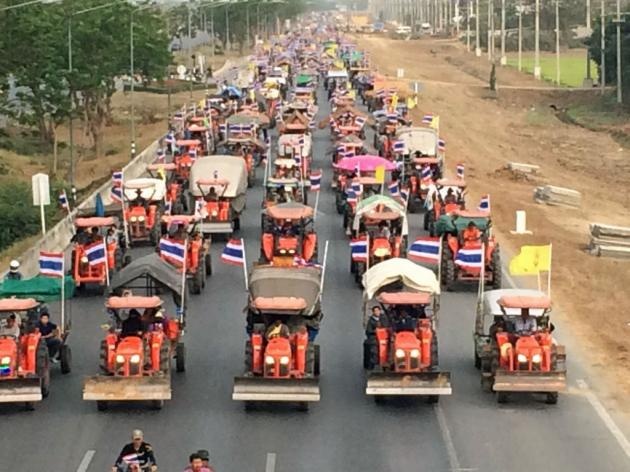 Nong dan Thai cuoi may cay de doi no chinh phu hinh anh