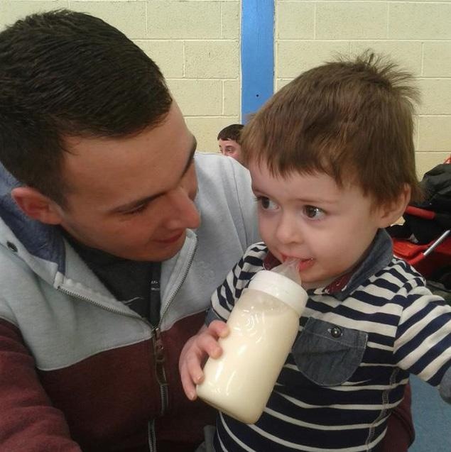 Hang trieu ong bo Anh nghi ngo nuoi con cua nguoi khac hinh anh