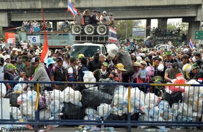 Thu tuong Thai Lan tron chay nguoi bieu tinh hinh anh