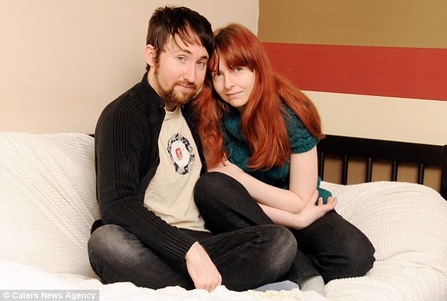 Co gai di ung voi mua, mo hoi va nuoc bot cua ban trai hinh anh