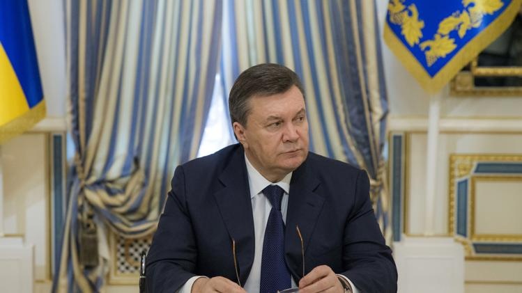 Quoc hoi Ukraina phe truat Tong thong Yanukovych hinh anh