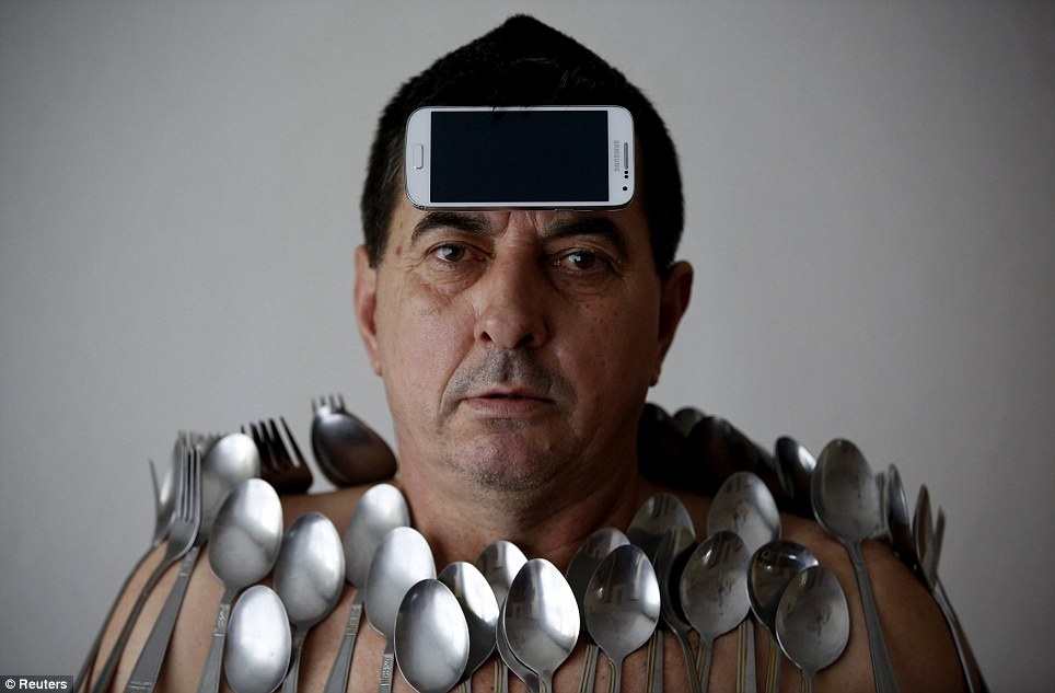 Nguoi dan ong co kha nang hut moi do vat hinh anh