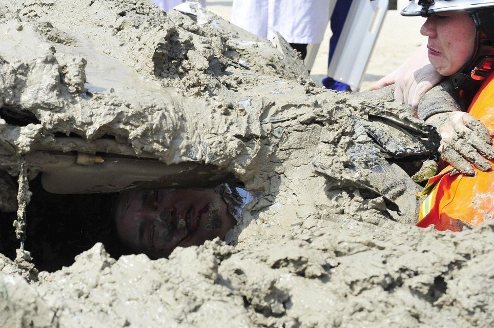 Thoat chet khi bi chon vui duoi 10 tan xi mang hinh anh