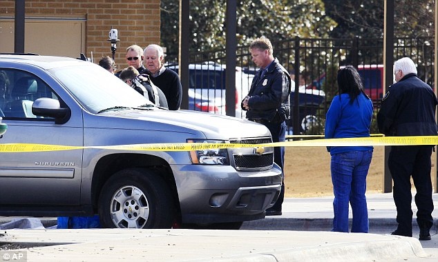 Be 4 tuoi chet tham khi bo dua den truong hinh anh