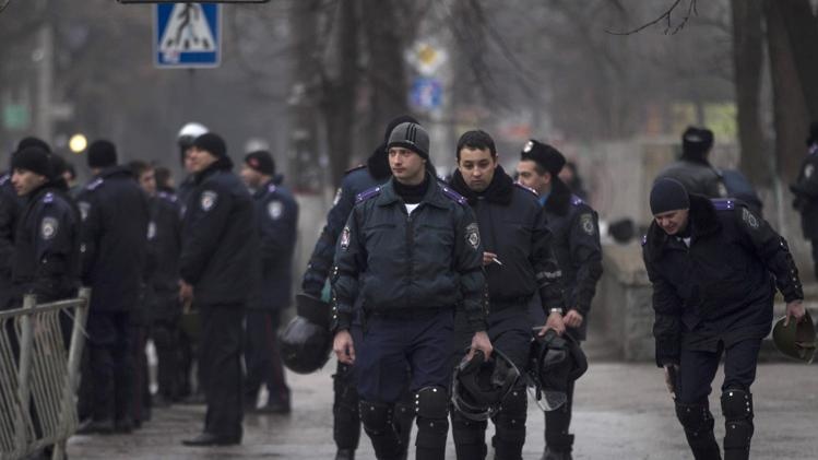 50 tay sung chiem san bay quoc te o phia nam Ukraina hinh anh