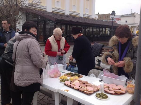 Dan Crimea mang tra, banh my cho linh vu trang hinh anh