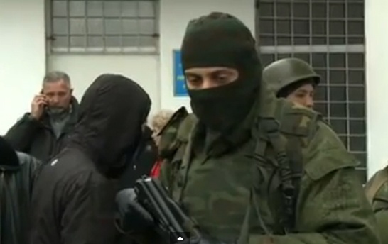 Linh vu trang bi an pha cua nha kho trong can cu quan su Ukraina o Crimea hinh anh