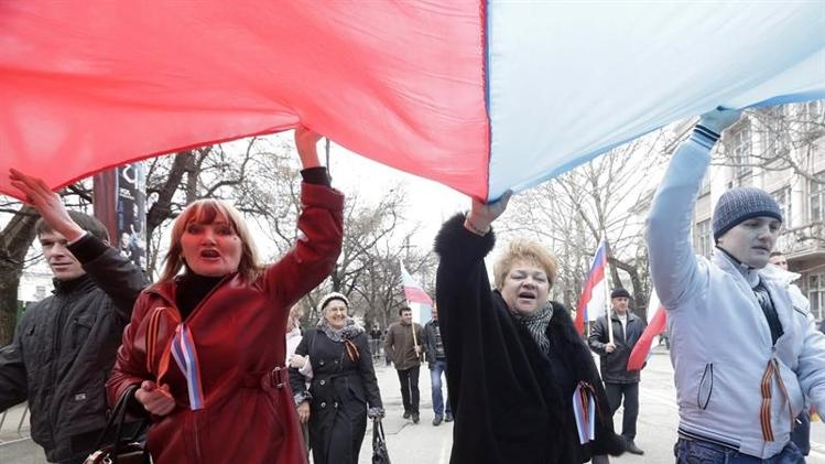 Thu tuong Ukraina hua trao them quyen cho Crimea hinh anh