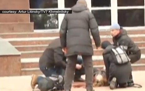 Nguoi bieu tinh bi ban khi xong vao toa nha chinh quyen hinh anh