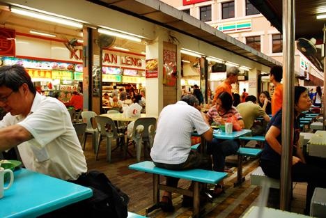 Nhom phu nu Viet moi chai dan ong de ban ve so tai Singapore hinh anh