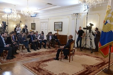 Tong thong Nga tra loi phong van ve khung hoang Ukraina hinh anh