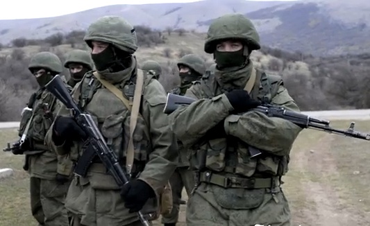 Linh vu trang bao vay can cu Ukraina tai Crimea hom 2/3 hinh anh