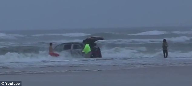 O to cho 4 nguoi lao thang ra bien hinh anh