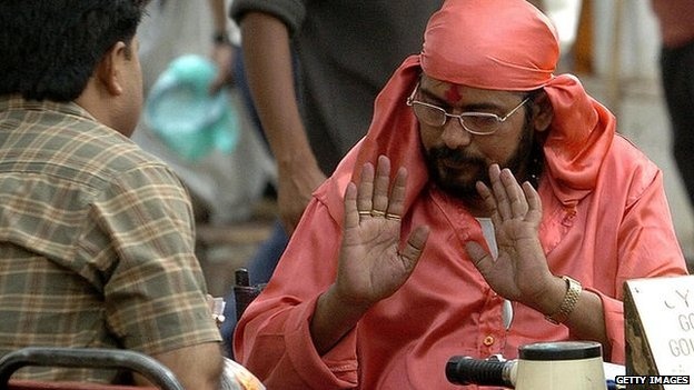 Doanh nhan An Do keo nhau di xem boi hinh anh