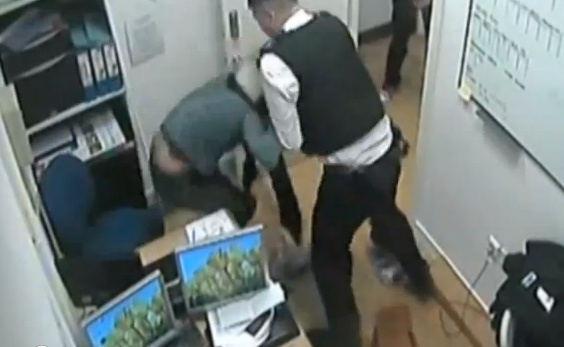 Canh sat dam lien tiep vao mat phu nu hinh anh