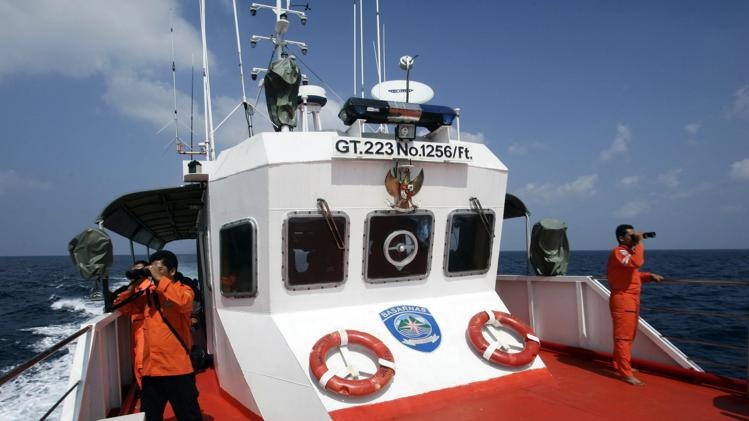 Trung Quoc dieu tra viec cong bo anh cac manh vo tren bien hinh anh