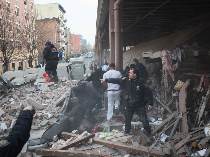 'Nhieu nguoi bay qua cua so sau tieng no' hinh anh