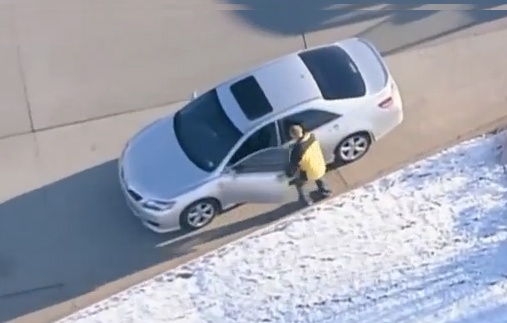 Ga dan ong cuop lien tiep 3 o to trong vai phut hinh anh