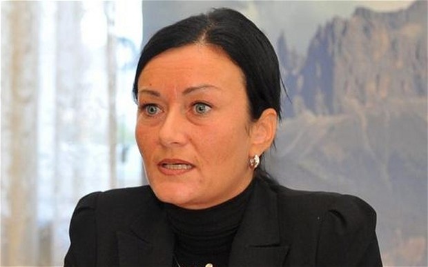 Nu chinh tri gia bi dieu tra vi mua do kich duc hinh anh