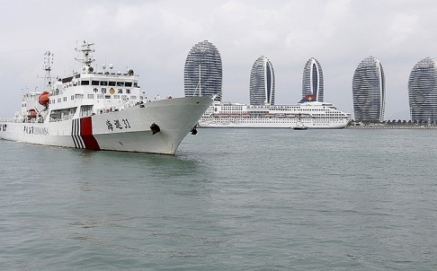 Nhieu vat the giong nhu hanh ly troi noi o eo bien Malacca hinh anh