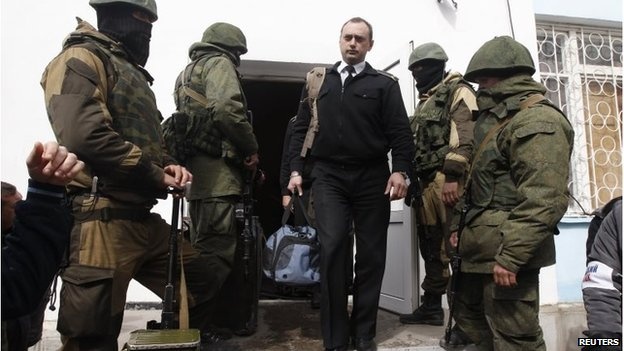 Luc luong tu ve Crimea chiem tru so Hai quan Ukraina hinh anh