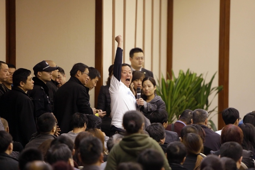 Than nhan hanh khach MH 370 lao ve phia quan chuc Malaysia hinh anh