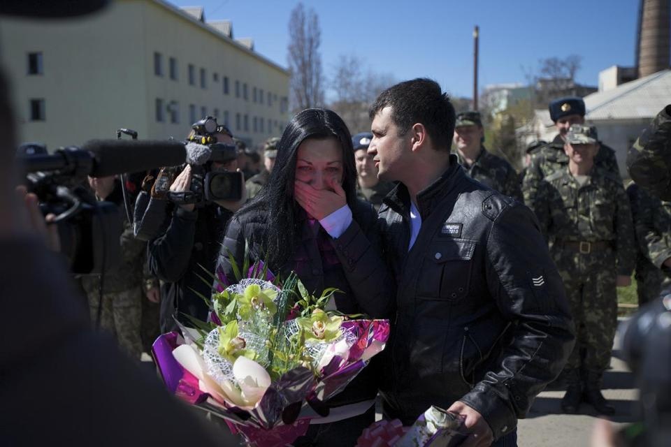 Quan nhan Ukraina cuoi giua vong vay cua xe thiet giap hinh anh