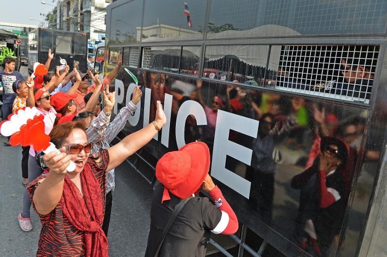 Phe Ao do hen ngay xuong duong de bao ve chinh phu Thai hinh anh