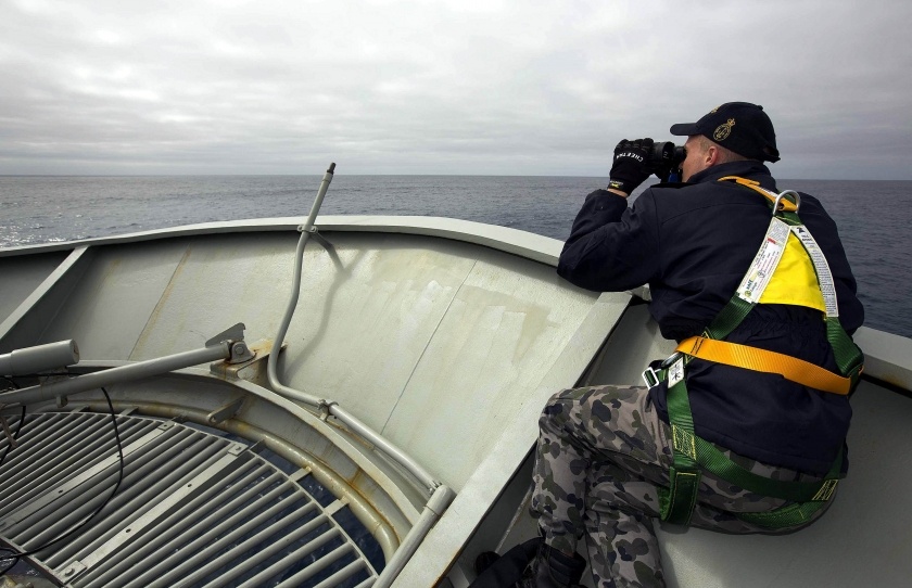 May bay Australia thay hai vat the dang ngo hinh anh