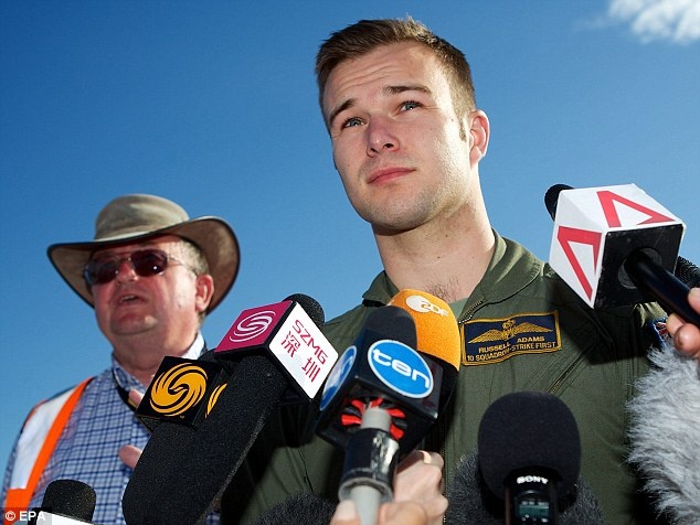 Phi cong tim may bay Malaysia bat ngo noi tieng vi dien trai hinh anh