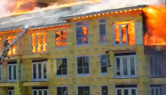 Cong nhan mac ket trong toa nha chay hinh anh