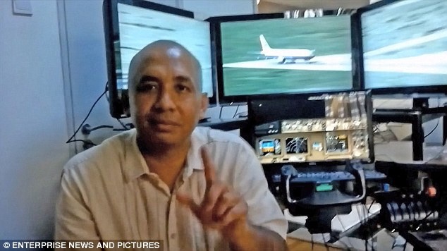 Con trai co truong MH370 len tieng benh vuc cha hinh anh