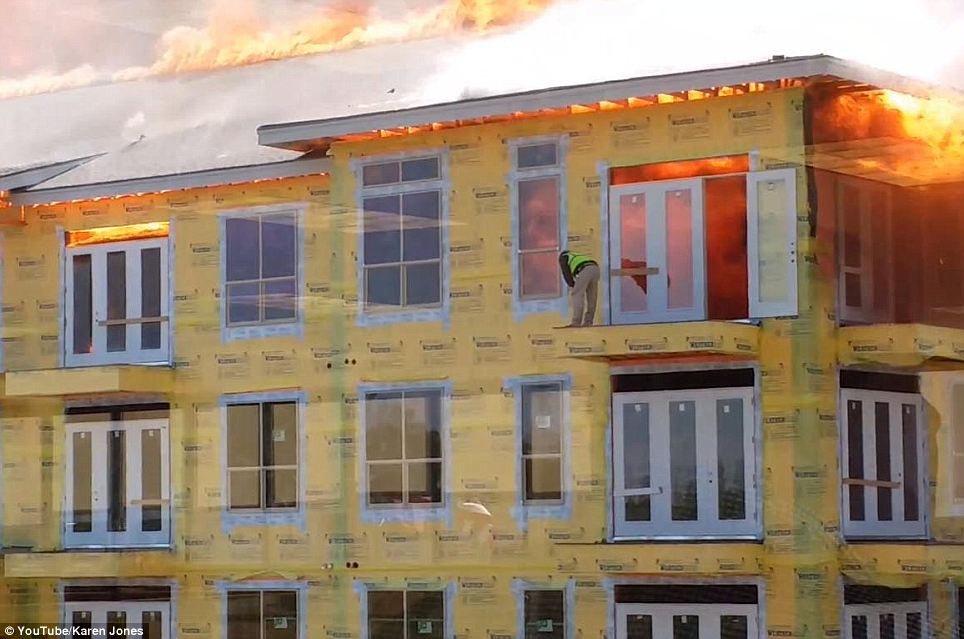 Cong nhan xay dung nhay tu ban cong de thoat hoa hoan hinh anh