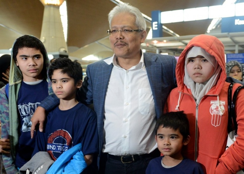 Bo, me vao tu vi danh con hinh anh