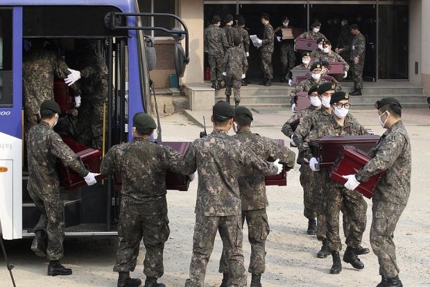 Han Quoc trao tra hang tram hai cot binh si Trung Quoc hinh anh
