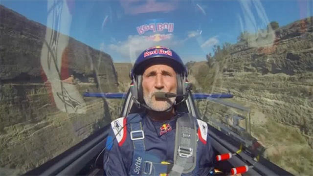 Phi co xoay tit, lon nhao khi bay qua kenh hinh anh