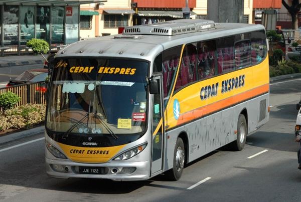 Xe hoi vuot ben phai, 16 nguoi tren xe bus chet hinh anh