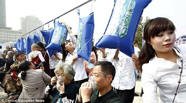 -	Một trạm không khí sạch tại thành phố Trường Châu, tỉnh Hà Nam. Người dân thành phố có thể thở khí sạch qua những chiếc mặt nạ oxy. 