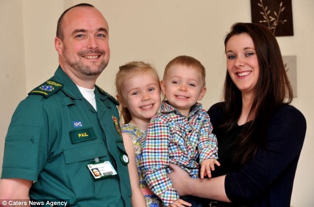 Be hai tuoi goi 999 de cuu me hinh anh