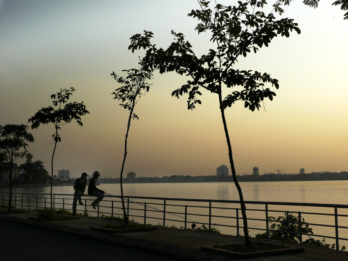 Hai thanh niên đang câu cá tại Hồ Tây, thành phố Hà Nội vào một buổi chiều tháng 11/2008. Ảnh: