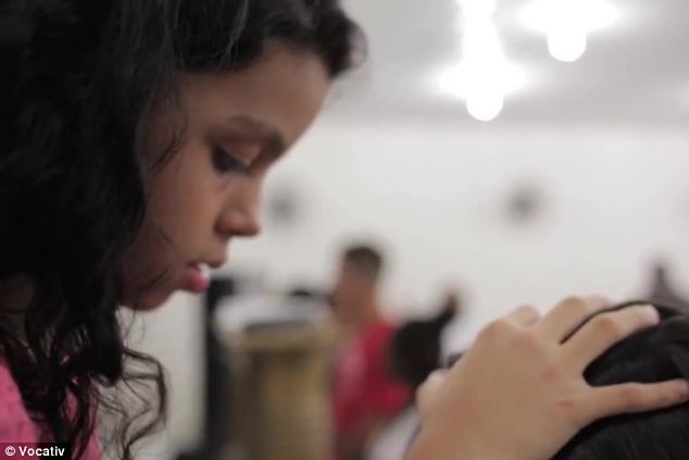 Hai năm qua, cô bé Alani Santos, 8 tuổi, sống tại khu ổ chuột ở ngoại ô thành phố Rio de Janeiro, Brazil đã “chữa khỏi bệnh” cho rất nhiều người bằng “phép lạ mà Chúa ban tặng”.