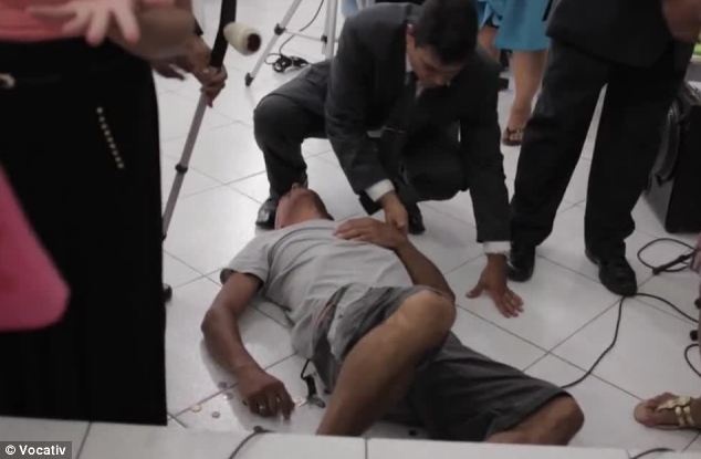 Bằng phương thức kỳ lạ đó, Alani có thể giúp một cụ già đi lại bình thường mà không cần dùng tới gậy, thậm chí cô còn “chữa khỏi bệnh” cho một người đàn ông nhiễm HIV 7 năm.