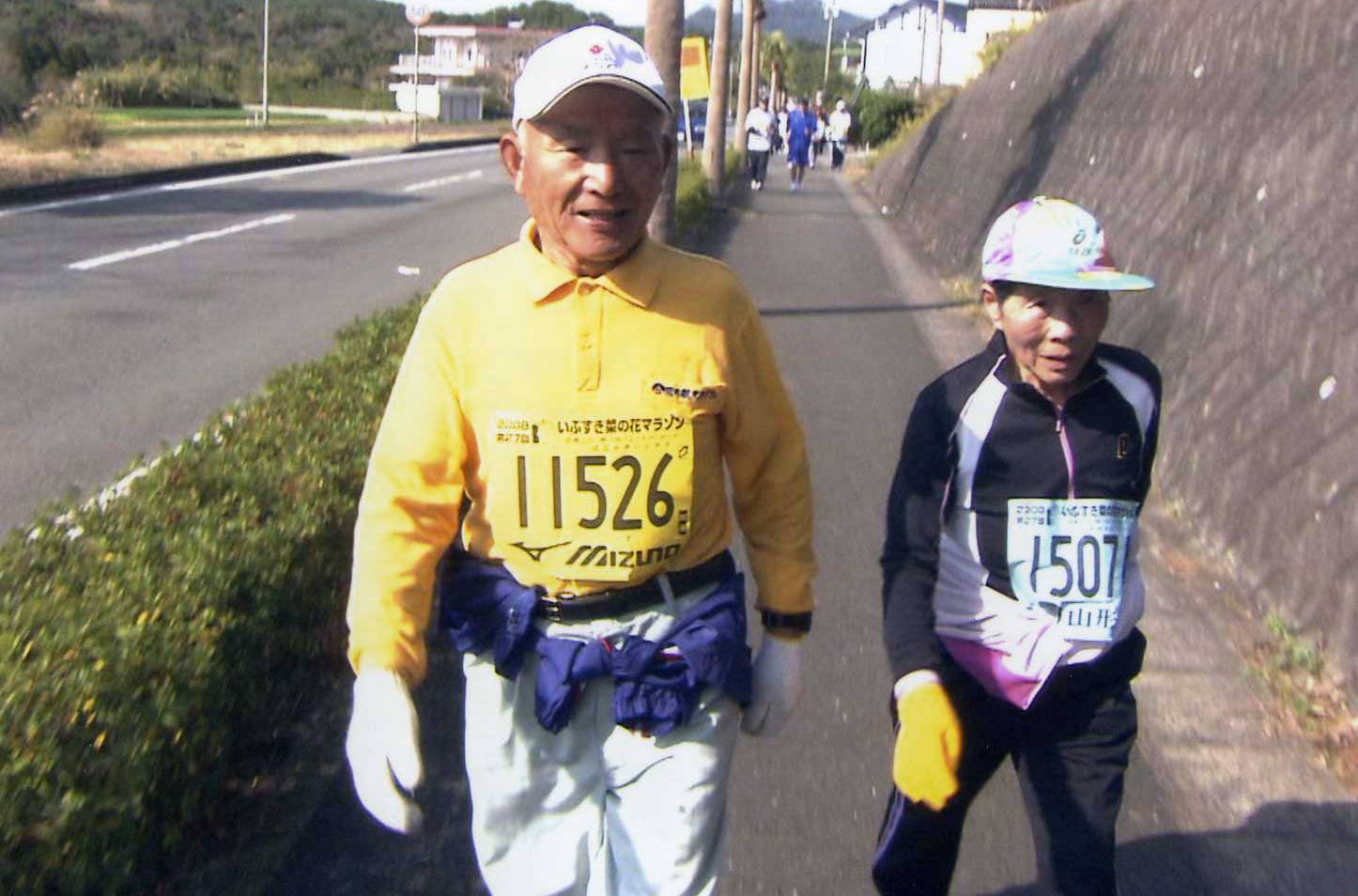 Cap vo chong gia vua nam tay vua chay hon 40 km hinh anh