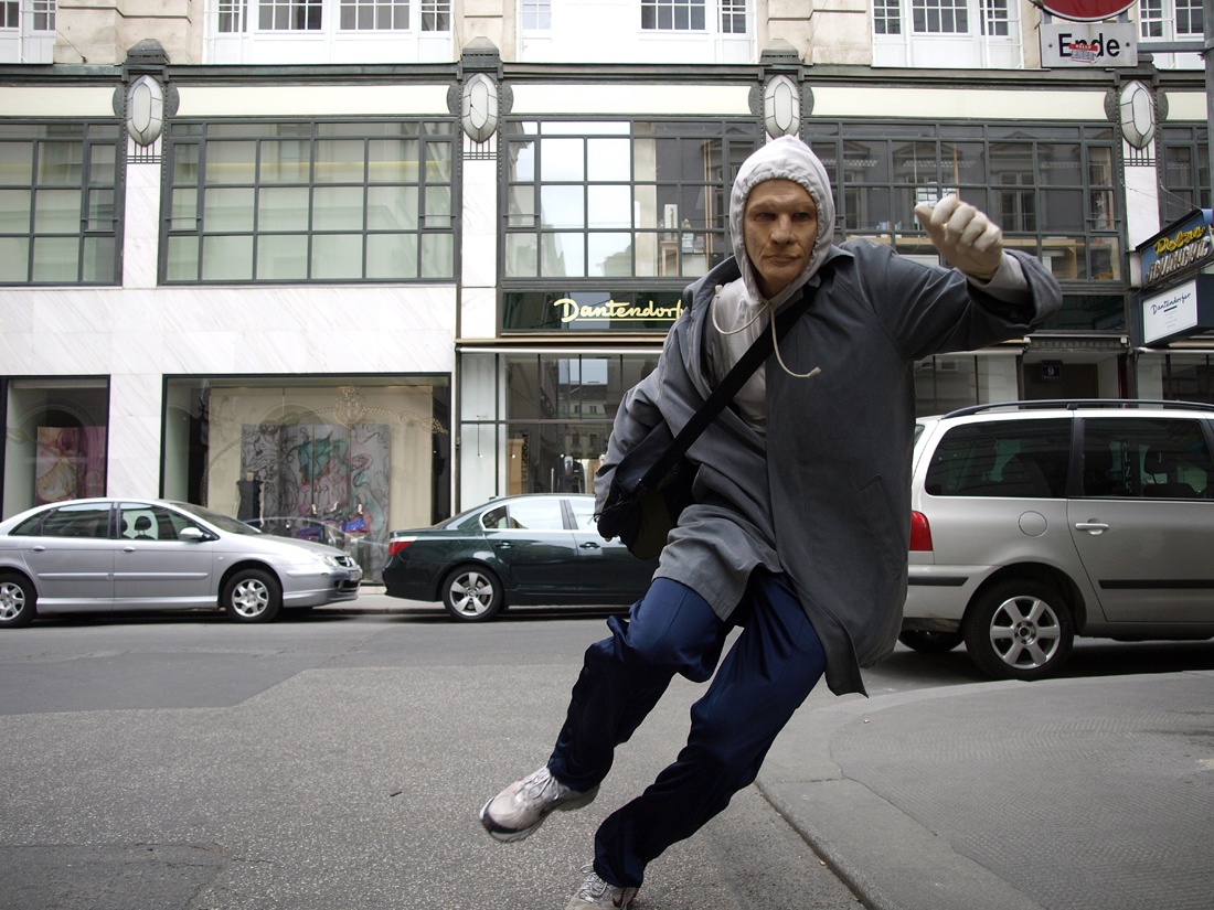 Giao su bat cuop trong khuon vien truong hinh anh