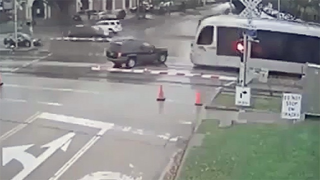 Tau hoa dam va keo le o to tai My hinh anh